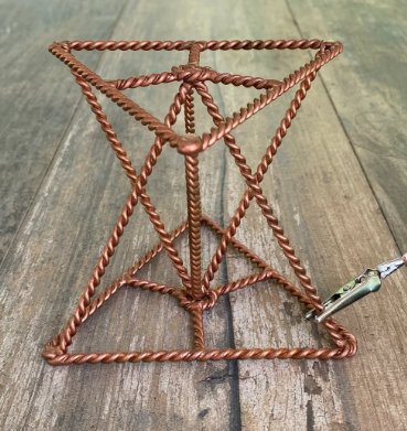 Copper sPIRAL grounding dock on a wooden surface